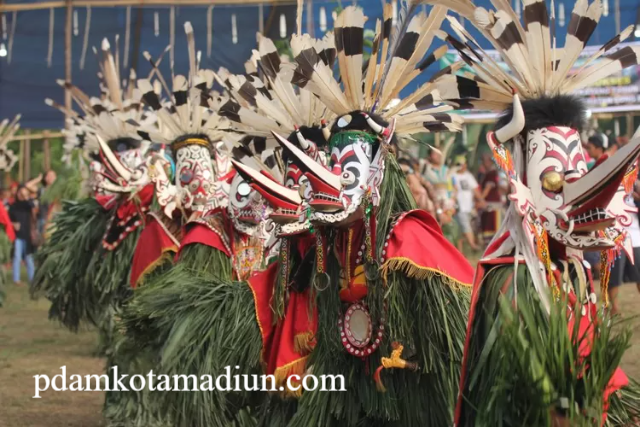 Prosesi Adat dengan Nuansa Mistis